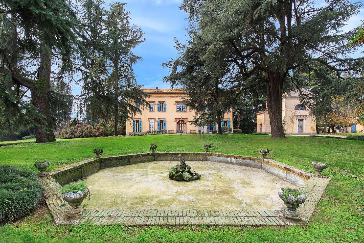 Fountain courtyard for ceremonies and cocktails